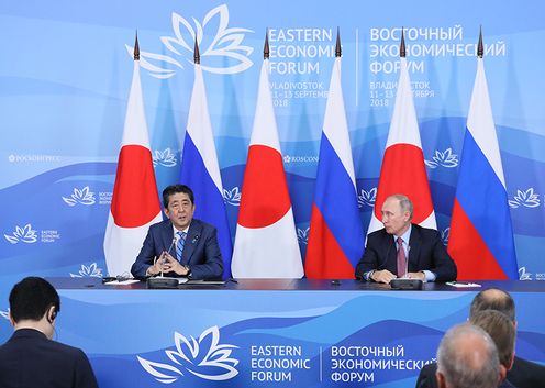 Photograph of the Japan-Russia joint press announcement