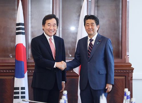 Photograph of the Prime Minister receiving a courtesy call from the Prime Minister of the Republic of Korea