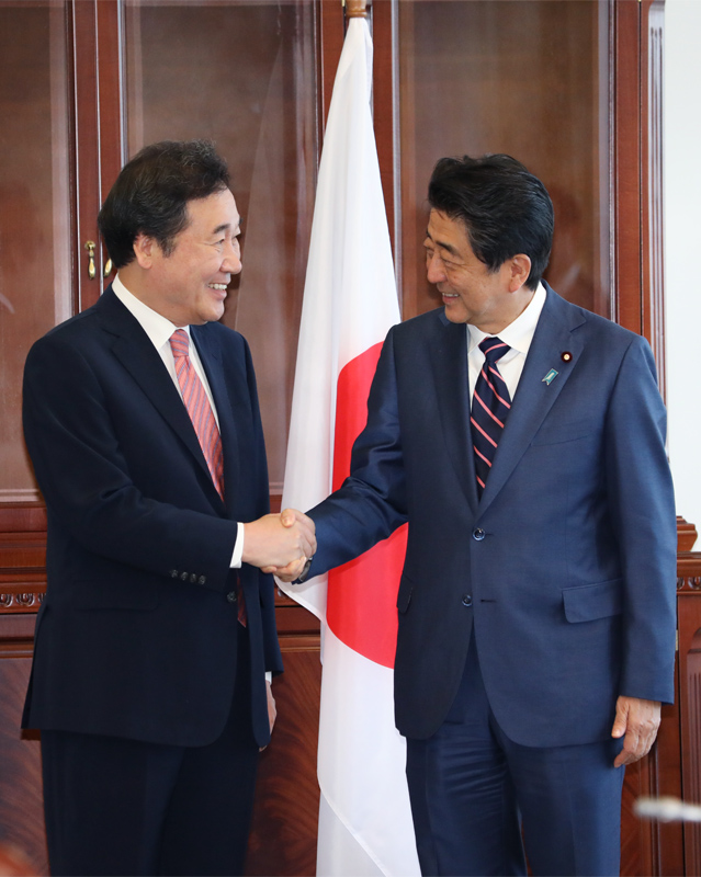Photograph of the Prime Minister receiving a courtesy call from the Prime Minister of the Republic of Korea