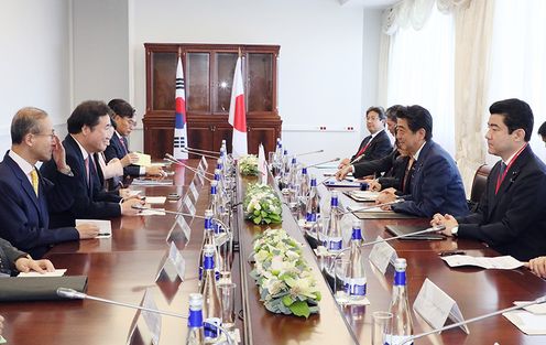 Photograph of the Prime Minister receiving a courtesy call from the Prime Minister of the Republic of Korea