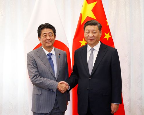 Photograph of the Japan-China Summit Meeting (Pool Photo)