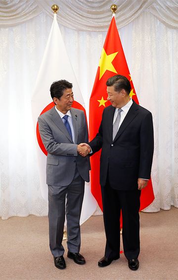 Photograph of the Japan-China Summit Meeting (Pool Photo)