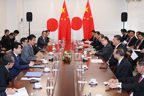 Photograph of the Japan-China Summit Meeting (Pool Photo)