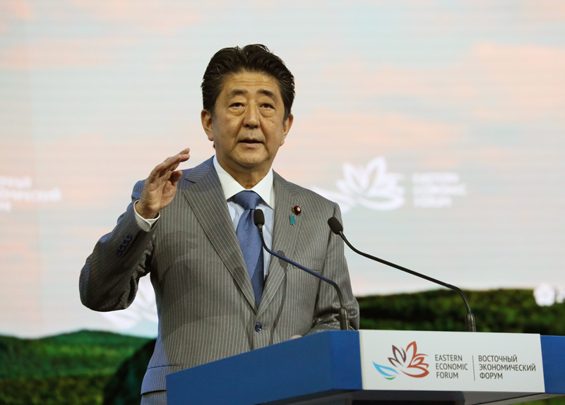 Photograph of the Prime Minister giving a speech at the Plenary Session of the Eastern Economic Forum