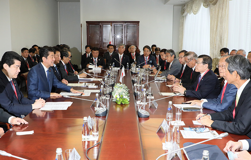 Photograph of the meeting with people involved with Japanese businesses and others (3)