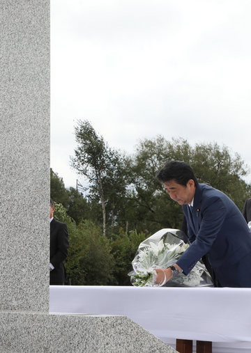 Photograph of the Prime Minister offering flowers at the memorial monument for Japanese nationals who died during detainment (1)