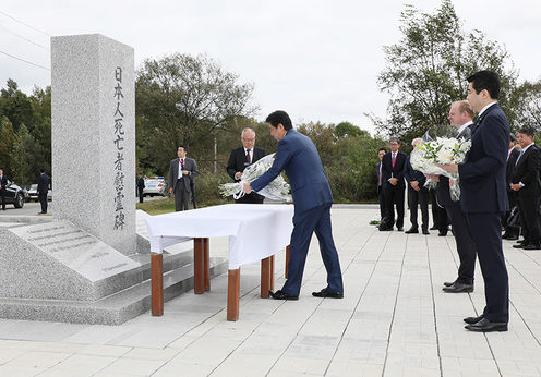 Photograph of the Prime Minister offering flowers at the memorial monument for Japanese nationals who died during detainment (2)