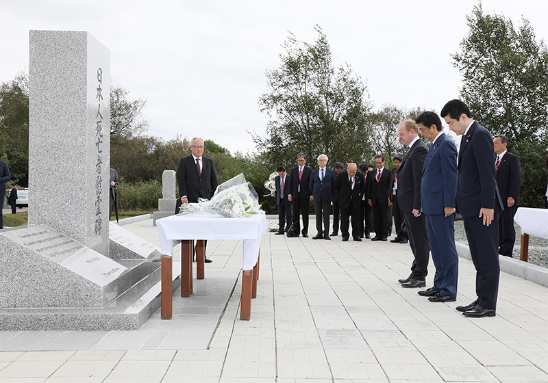 Photograph of the Prime Minister offering flowers at the memorial monument for Japanese nationals who died during detainment (3)