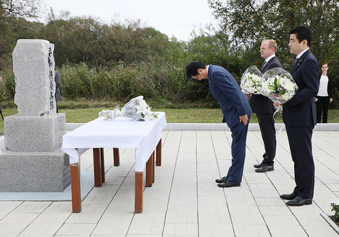 Photograph of the Prime Minister offering flowers at the memorial monument for Japanese nationals who died during detainment (4)