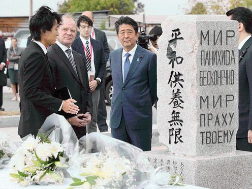 Photograph of the Prime Minister paying a visit to the memorial monument for Japanese nationals who died during detainment