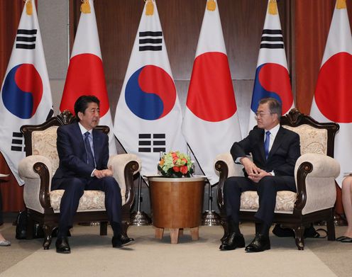 Photograph of the Japan-ROK Summit Meeting