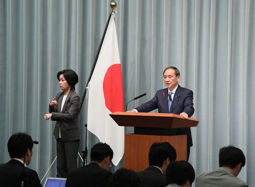 Photograph of the Chief Cabinet Secretary announcing the list of Cabinet members