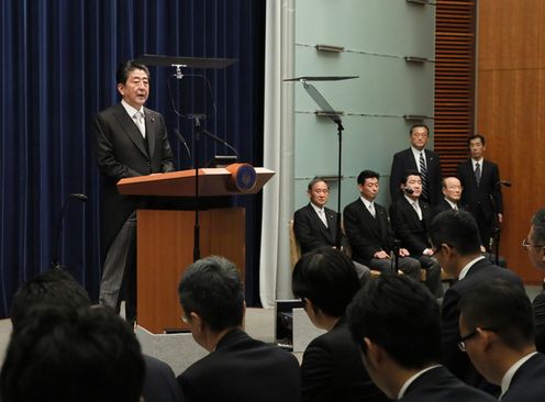 Photograph of the Prime Minister holding a press conference