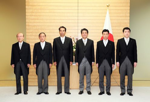 Photograph of the commemorative photograph session of the Prime Minister, Special Advisors to the Prime Minister, and others 