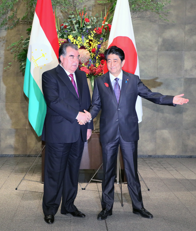 Photograph of the Prime Minister welcoming the President of Tajikistan