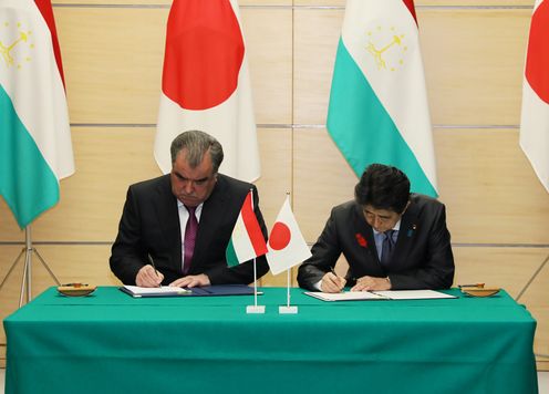 Photograph of the leaders attending the signing and exchange of documents ceremony