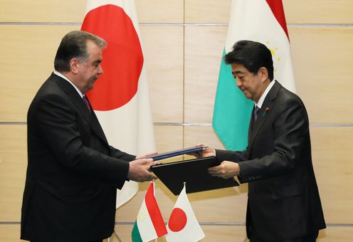 Photograph of the leaders attending the signing and exchange of documents ceremony