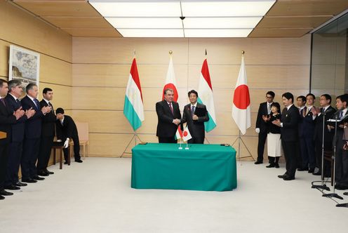 Photograph of the leaders attending the signing and exchange of documents ceremony