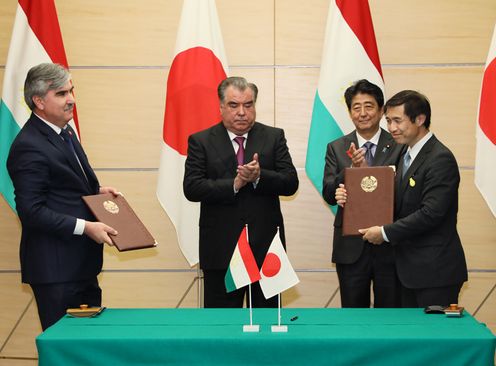 Photograph of the leaders attending the signing and exchange of documents ceremony