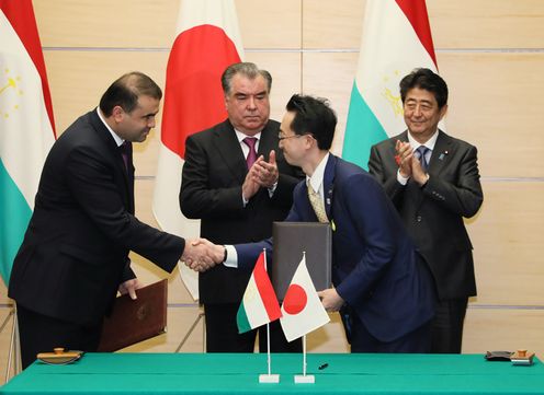 Photograph of the leaders attending the signing and exchange of documents ceremony