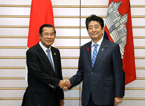 Photograph of the leaders shaking hands