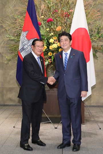 Photograph of the Prime Minister welcoming the Prime Minister of Cambodia