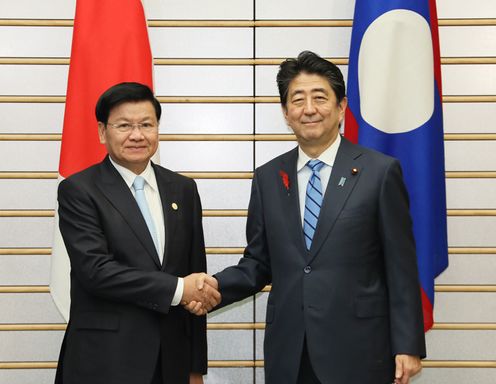 Photograph of the leaders shaking hands