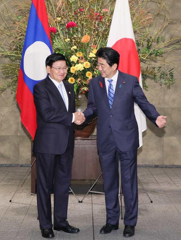 Photograph of the Prime Minister welcoming the Prime Minister of Laos