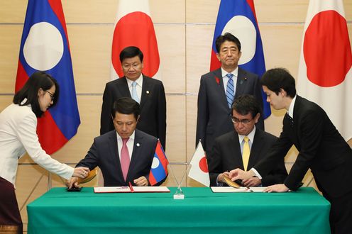 Photograph of the signing and exchange of documents ceremony