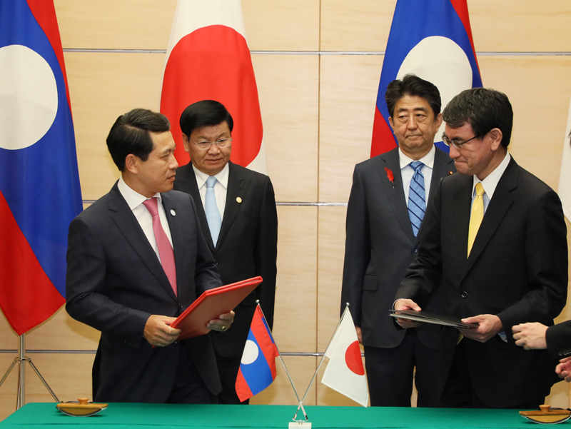 Photograph of the signing and exchange of documents ceremony