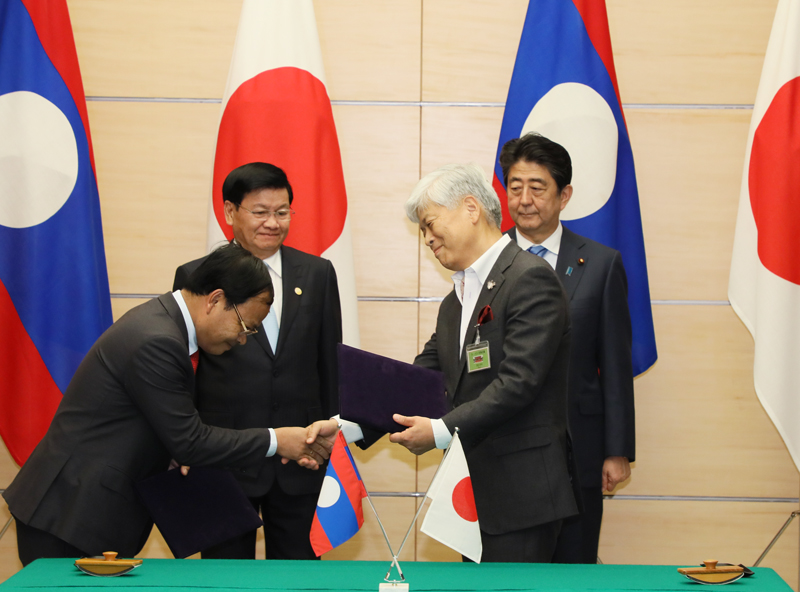 Photograph of the signing and exchange of documents ceremony
