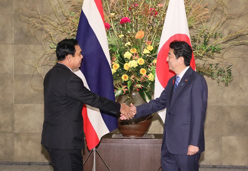 Photograph of the Prime Minister welcoming the Prime Minister of Thailand