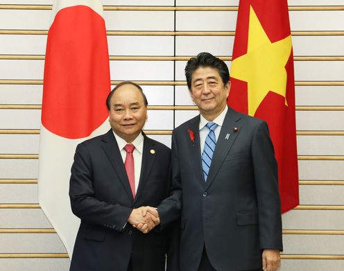 Photograph of the leaders shaking hands