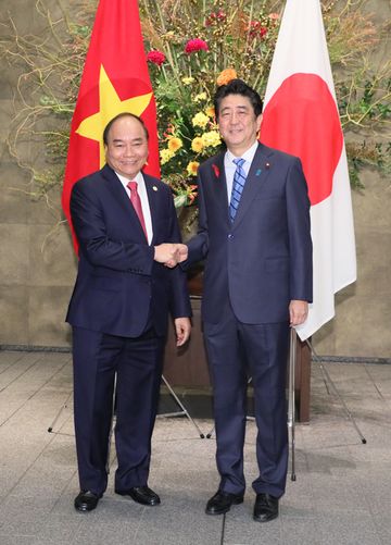 Photograph of the Prime Minister welcoming the Prime Minister of Viet Nam
