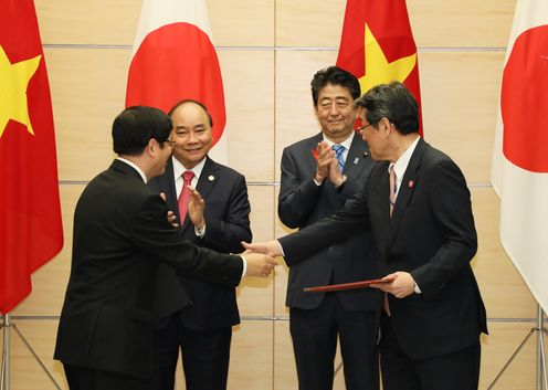 Photograph of the exchange of documents ceremony