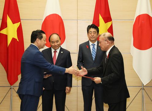 Photograph of the exchange of documents ceremony