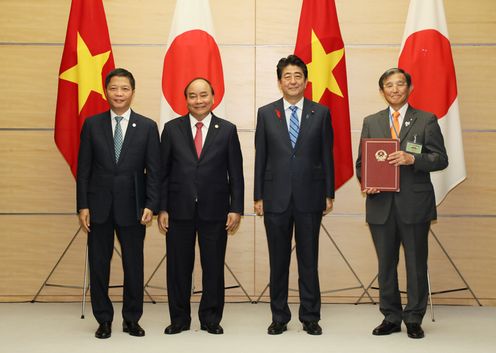 Photograph of the exchange of documents ceremony