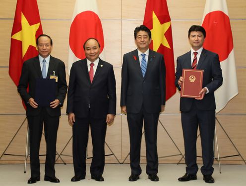 Photograph of the exchange of documents ceremony