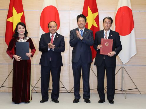 Photograph of the exchange of documents ceremony