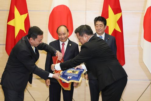 Photograph of the exchange of documents ceremony