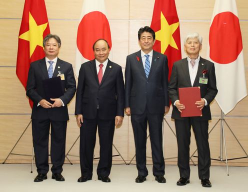 Photograph of the exchange of documents ceremony