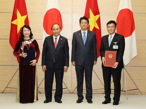 Photograph of the exchange of documents ceremony