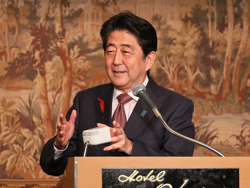 Photograph of Prime Minister Abe delivering an address