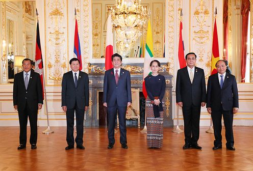 Photograph of the Mekong-Japan leaders’ photo session