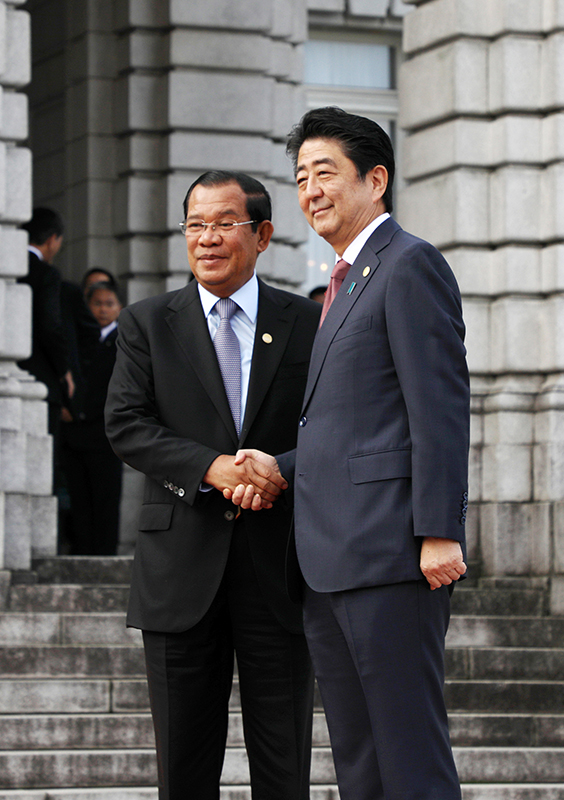 Photograph of the Prime Minister welcoming the Prime Minister of Cambodia