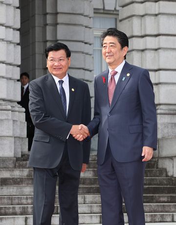 Photograph of the Prime Minister welcoming the Prime Minister of the Lao People’s Democratic Republic