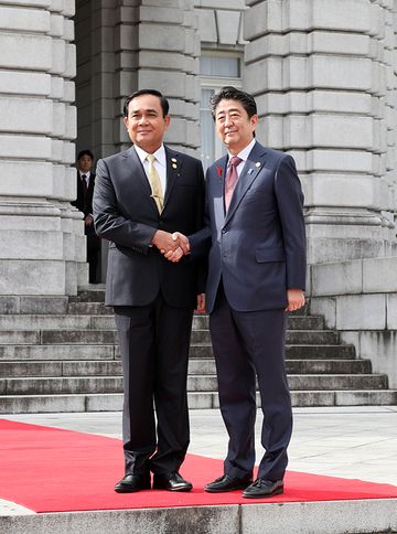 Photograph of the Prime Minister welcoming the Prime Minister of the Kingdom of Thailand