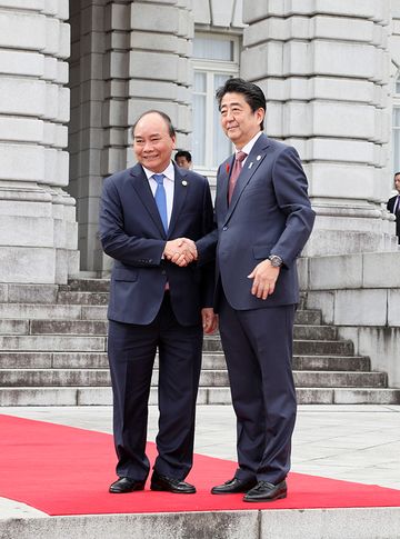 Photograph of the Prime Minister welcoming the Prime Minister of the Socialist Republic of Viet Nam