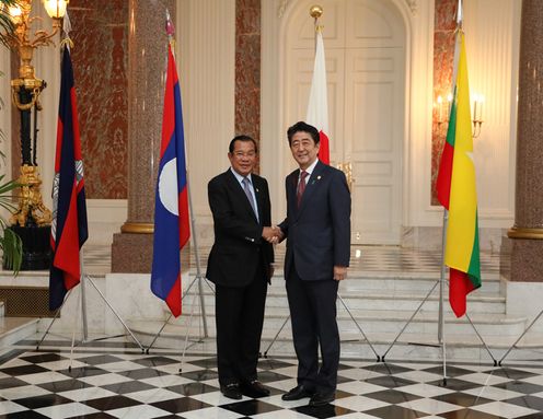 Photograph of the Prime Minister welcoming the Prime Minister of Cambodia