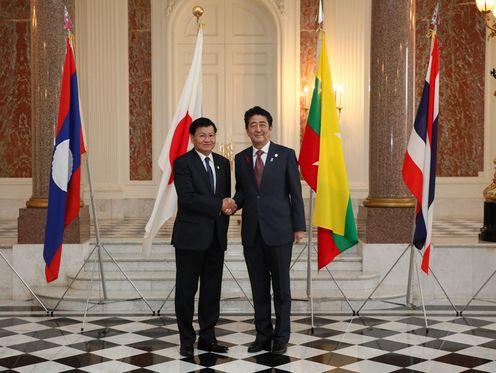 Photograph of the Prime Minister welcoming the Prime Minister of the Lao People’s Democratic Republic